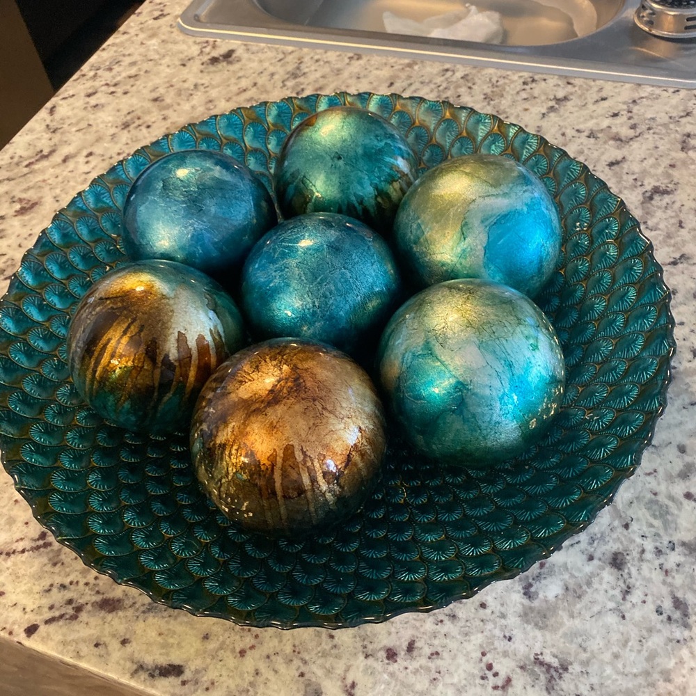 Decorative bowl with balls